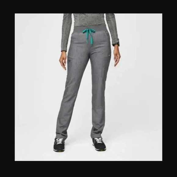 Figs Scrub Set Yola™ Skinny Scrub Pants 2.0 grey And Catrina Three Pocket Top - Picture 5 of 15